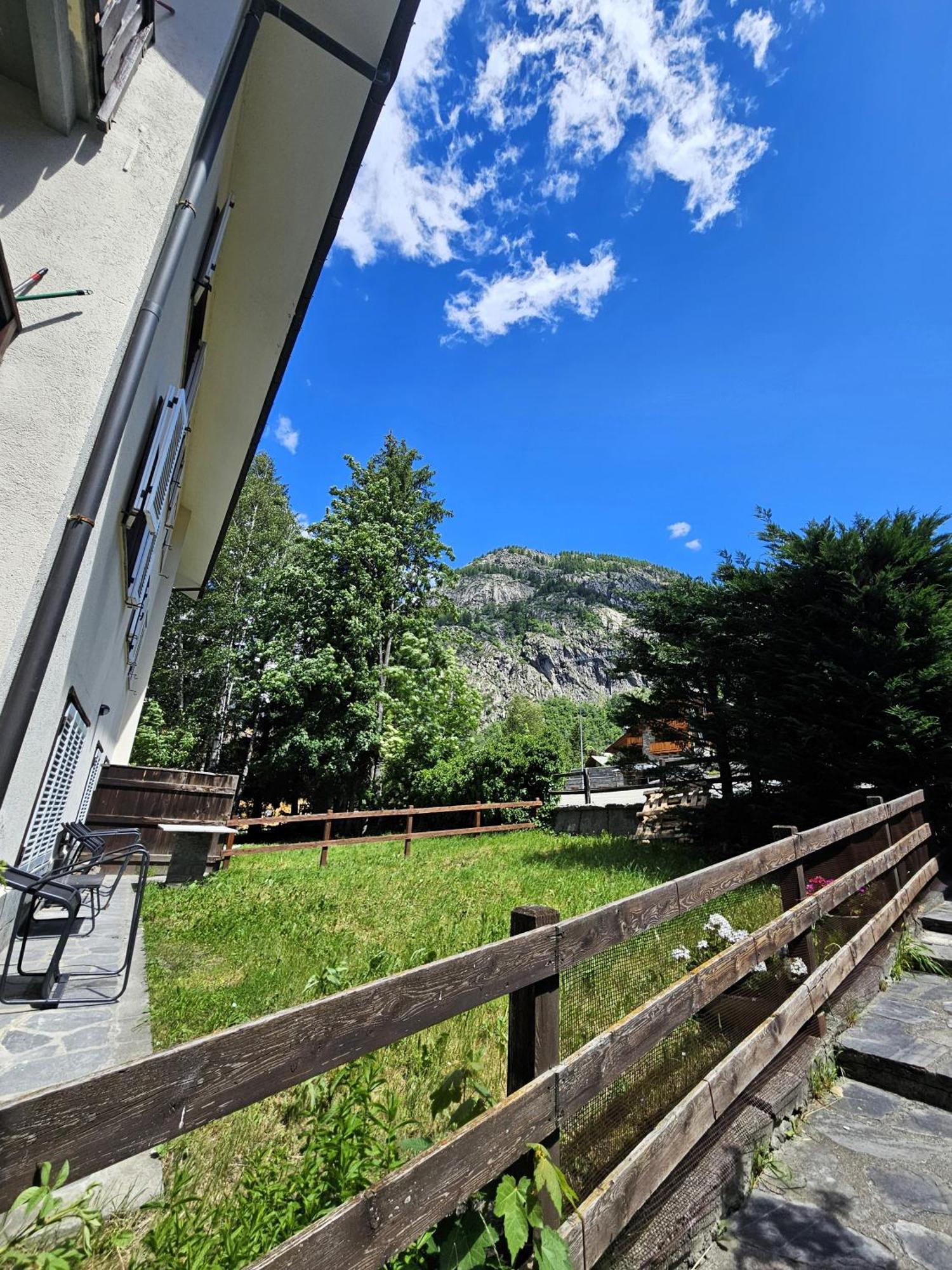 Maison Les Amis Du Bois Courmayeur Esterno foto