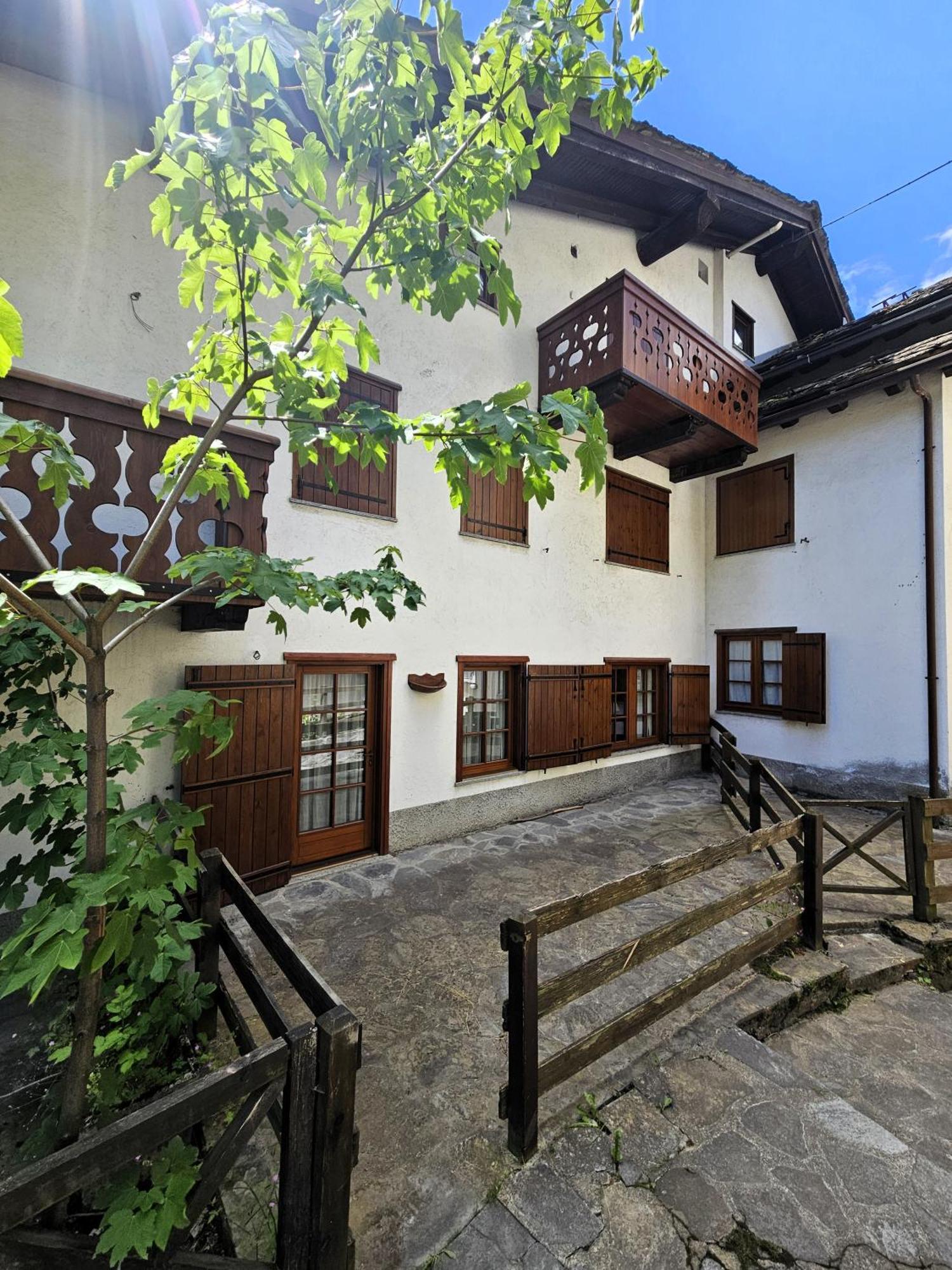 Maison Les Amis Du Bois Courmayeur Esterno foto